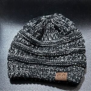 CC Boutique women’s pony tail messy bun Black and Gray Knit Beanie